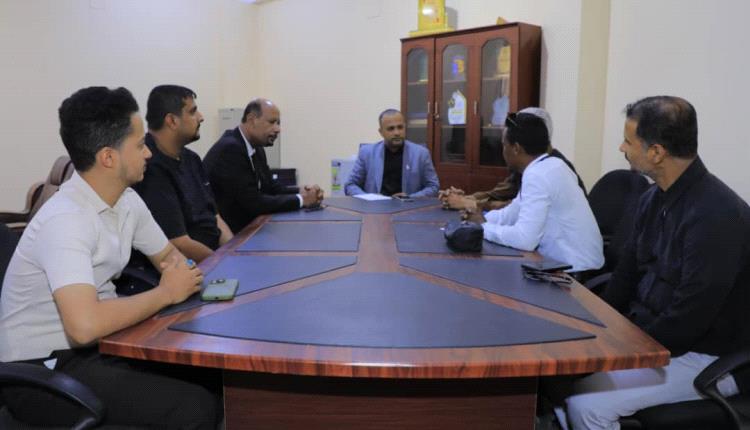 الوكيل باعلوي يبحث مع مؤسسة النجاة تعزيز التدخلات الإنسانية بمخيمات النازحين
