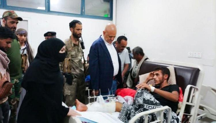 محافظ تعز يتفقد جرحى القوات المسلحة ويوجه بتقديم الرعاية الصحية الكاملة لهم