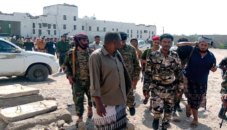 نائب مدير أمن أبين العميد محمد فضل منصر يجري عملية الاستلام والتسليم لمدير السجن المركزي الجديد