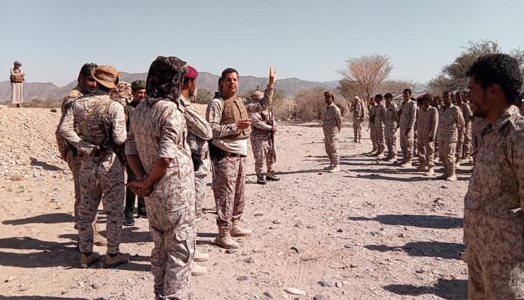 قائد محور عتق يتفقد الخطوط الأمامية في جبهة مرخة العليا ويشيد ببطولات المرابطين
