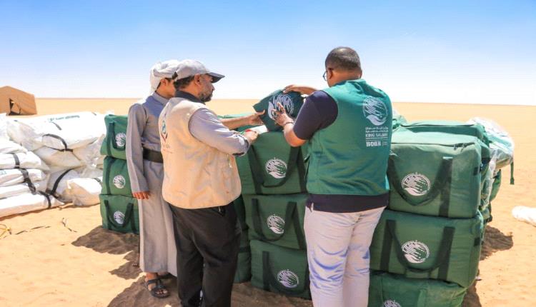 مركز الملك سلمان يدشن توزيع مساعدات غذائية وإيوائية طارئة للنازحين في العبر وبروم ميفع بحضرموت
