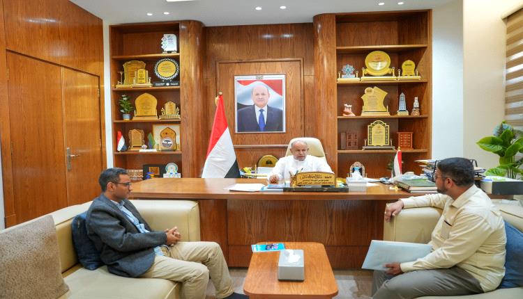 عضو مجلس القيادة الخنبشي يناقش جهود تعزيز خدمة الكهرباء بوادي وصحراء حضرموت