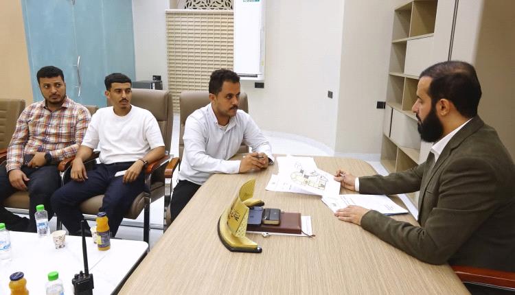 محافظ أبين يناقش مع مدير عام الأشغال تنفيذ عدد من المشاريع وإعادة تأهيل المجمع الحكومي