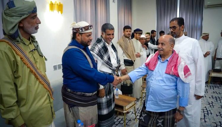 الخنبشي يبحث مع مسؤولين ووجهاء وأعيان من محافظتي شبوة والمهرة الأوضاع العامة وتعزيز التنسيق والتعاون