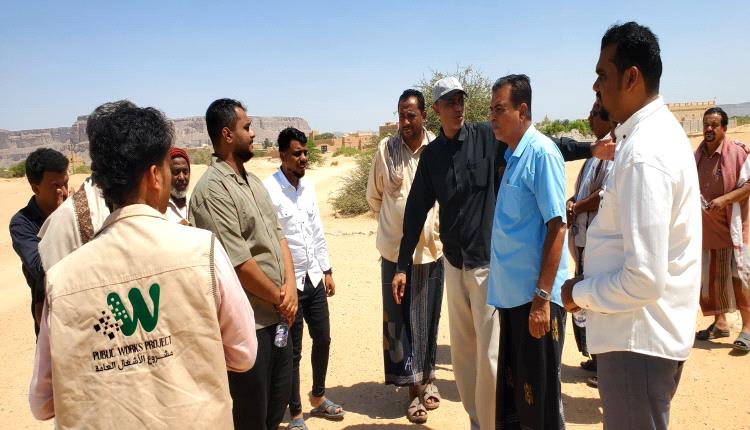 تسليم موقع مشروع بناء مصدات و جابيونات لحماية الأراضي الزراعية والمنازل بمنطقة السفولة بمديرية القطن