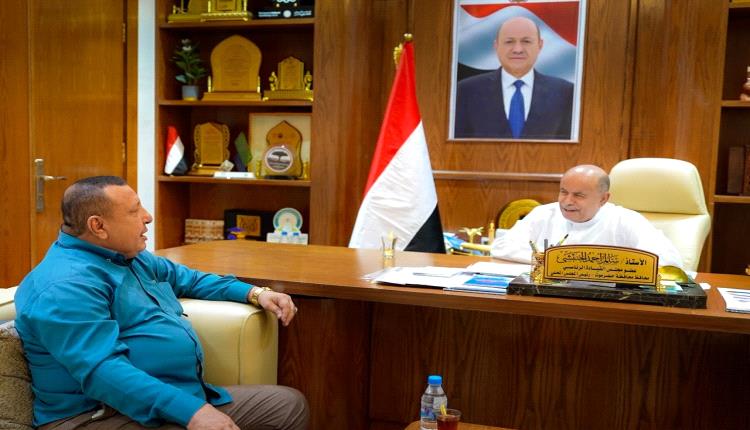 الخنبشي يطلع على جهود وزارة الخدمة المدنية ومشاريع مؤسسة الناصر بحضرموت