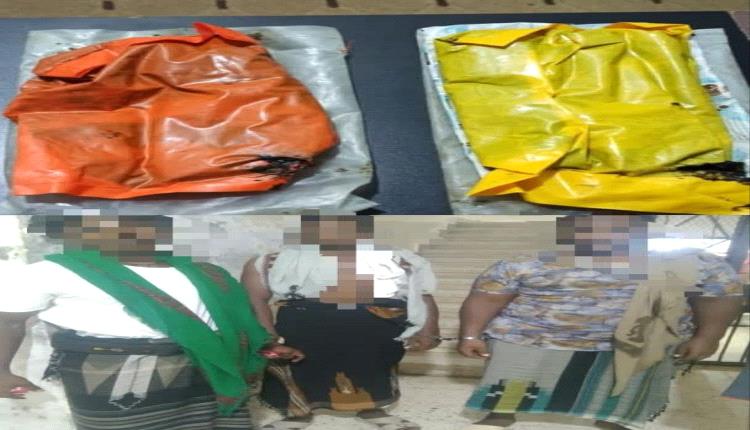 في عمليتين منفصلتين إدارة مكافحة المخدرات تضبط كمية من الحشيش وتلقي القبض على مطلوبين أمنياً في الغيضة