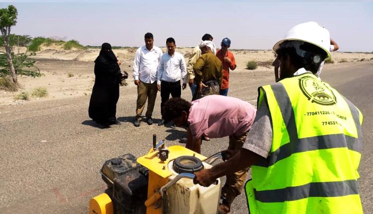 مكتب الأشغال بأبين وصندوق صيانة الطرق يدشنان مرحلة جديدة ضمن أعمال صيانة الخط الدولي العلم – دوفس