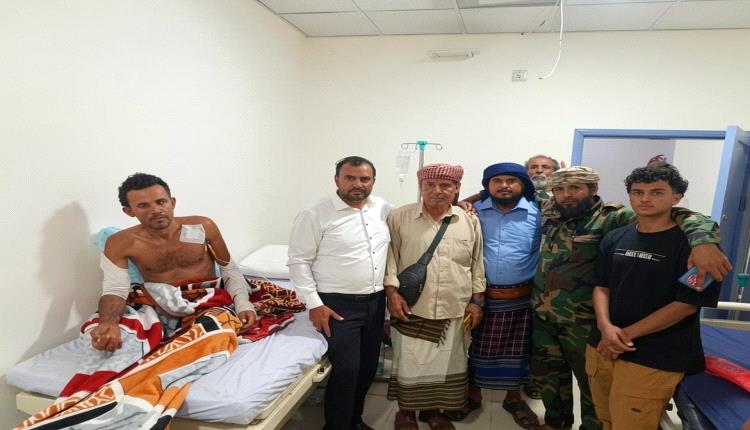 مدير عام سرار يافع يزور جرحى المديرية في مستشفيات عدن ويشيد بتضحياتهم
