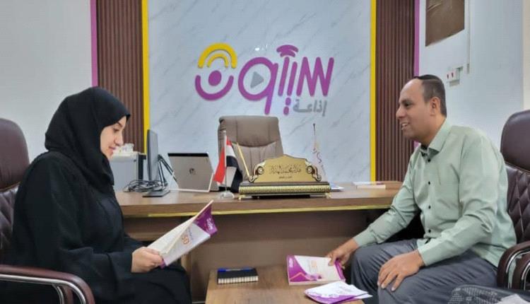 وكيلة حضرموت لشؤون المرأة تطّلع على النشاط البرامجي لإذاعة سيئون وتناقش واقع المرأة في الوادي