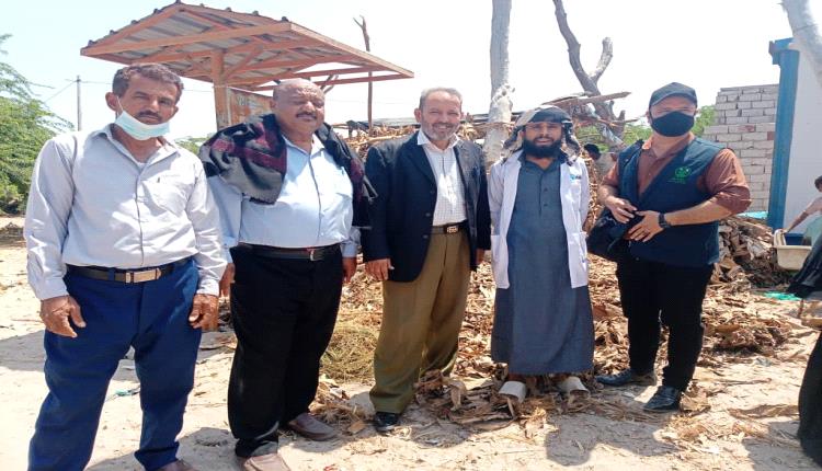 بتوجيهات وزير الصحة ومحافظ أبين.. قيادة مكتب الصحة بالمحافظة تتفقد الوضع الإنساني بمخيم القرنعة بخنفر