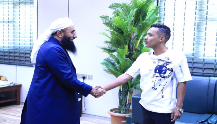 وزير الأوقاف والإرشاد يستقبل نجل الشهيد نجيب الشيباني ويشيد بتضحيات أبطال الجيش والمقاومة في تعز