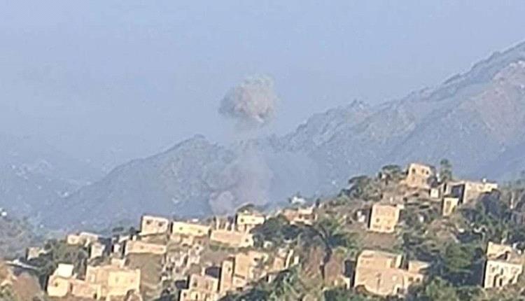 الطيران الحربي يستهدف مواقع حوثية في جبهات تعز بالتزامن مع مواجهات في جبهة الشقب