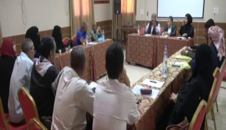 نائب محافظ أبين يناقش مع اللجنة الاستشارية مسار المبادرات المحلية وبرنامج المنح الصغيرة وأزمات قطاعي الصحة والتعليم جراء النزوح