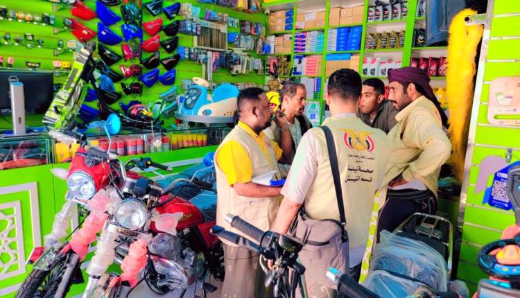بتوجيهات مدير عام تريم.. استمرار النزول الميداني لمحلات بيع القات في الحويف لضبط المخالفات