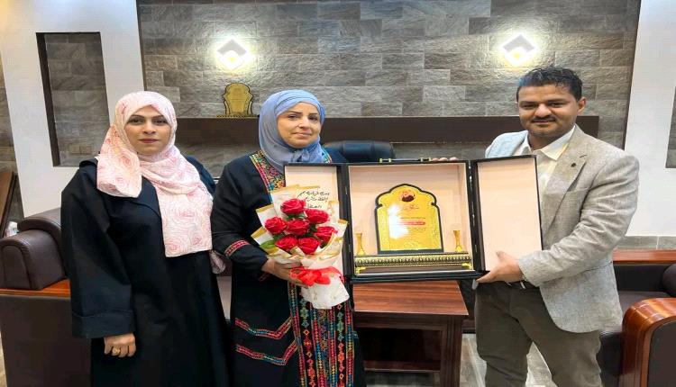 مدير عام الشيخ عثمان يكرّم مديرة التربية والتعليم تقديرًا لجهودها
