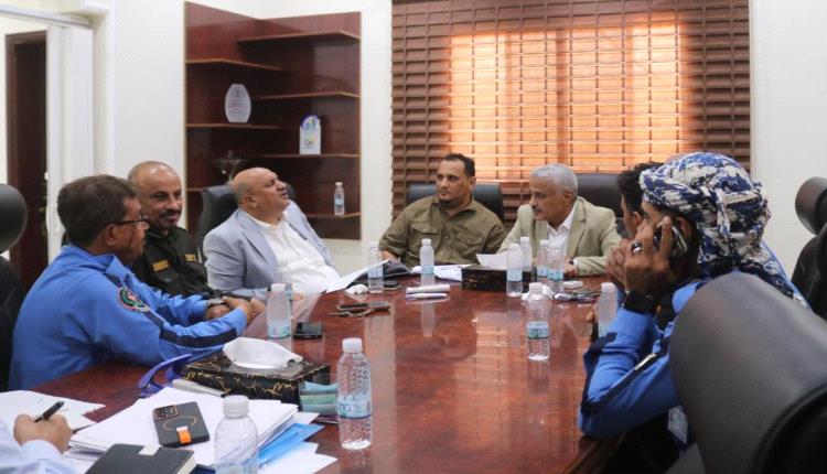 تحركات لتنظيم المرور في عدن.. رئيس صندوق صيانة الطرق يناقش تركيب إشارات مرورية لمعالجة الاختناقات