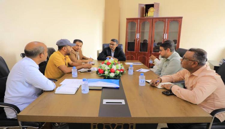 وكيل محافظة حضرموت لشؤون الطاقة يناقش استئناف العمل في المرحلة الأولى من مشروع خط (خرير – قريو 132 ك.ف)
