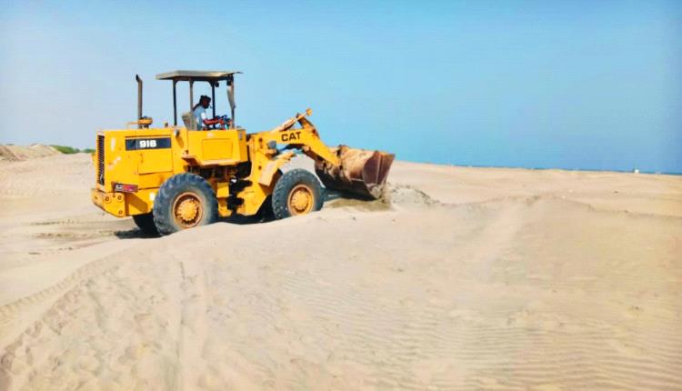 لليوم الثاني صندوق النظافة بأبين يواصل إزاحة الرمال من مدخل كورنيش سالمين بزنجبار