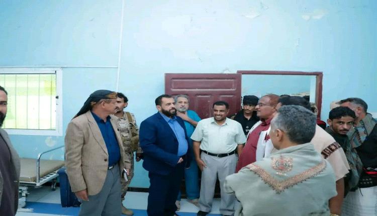 فريق من محافظة أبين يطّلع على أوضاع مستشفى مودية ويقف أمام احتياجاته