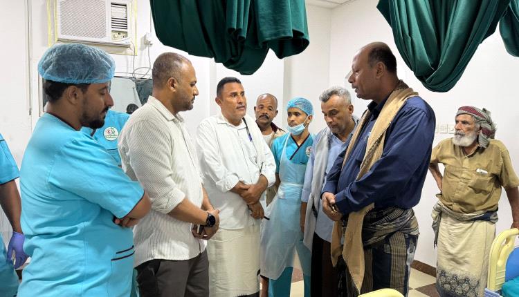 استجابةً لنداء السلطة المحلية.. أبناء حضرموت يتوافدون للتبرع بالدم لإنقاذ جرحى استهداف معسكر العلم بشبوة