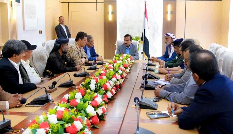 المحافظ بن الوزير يترأس اجتماع لجنة دعم وإسناد الجبهات ويؤكد مضاعفة الجهود وتعزيز صمود المقاتلين