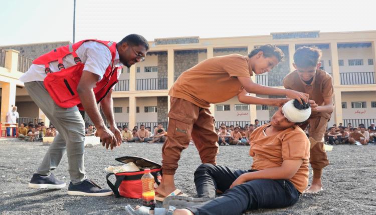 جمعية الهلال الأحمر اليمني فرع أبين تنفذ نشاطاً تدريبياً لطلاب ثانوية الصديق بمديرية زنجبار ضمن مشروع (YVES)
​