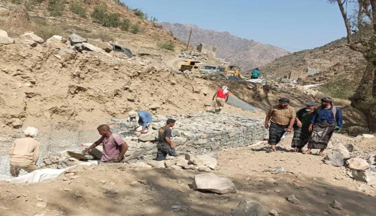 مدير عام سرار يتفقد أعمال الجابيونات الدفاعية في طريق باتيس - رصد بمنطقة حوج