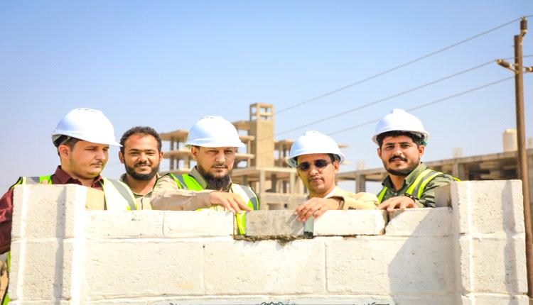 المحافظ شيخ يضع حجر الأساس لمشروع سفلتة الطريق الممتد من تقاطع طريق البريقة - بئر أحمد – الحرم الجامعي بمدينة الشعب