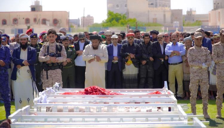 يتقدمهم المحافظ بن الوزير.. تشييع رسمي وشعبي مهيب لجثامين 75 شهيدًا من منتسبي الأمن ضحايا العملية الإرهابية بشبوة