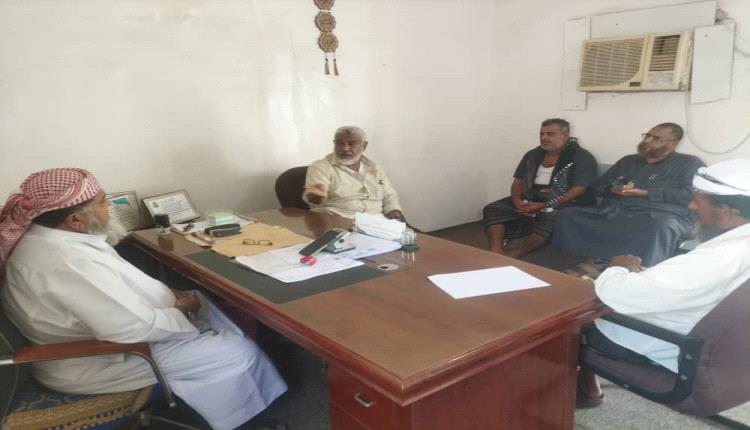 مدير عام أوقاف أبين يلتقي إمام وخطيب جامع جعار وناظر الوقف لمناقشة قضايا الأوقاف بالجامع