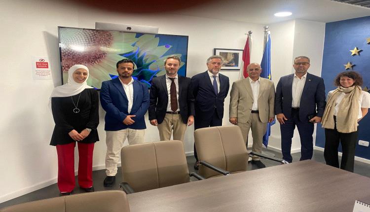 وزير المياه والبيئة يبحث مع سفير الاتحاد الأوروبي تعزيز التعاون في مجالات المياه والبيئة والتغير المناخي