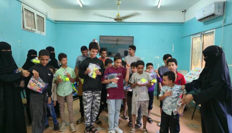 منظمة رائدون ومؤسسة "إثراء" توزعان 610 حقائب صحية وألعاب دعم نفسي لجمعية أطفال التوحد ومؤسسة الحياة بعدن