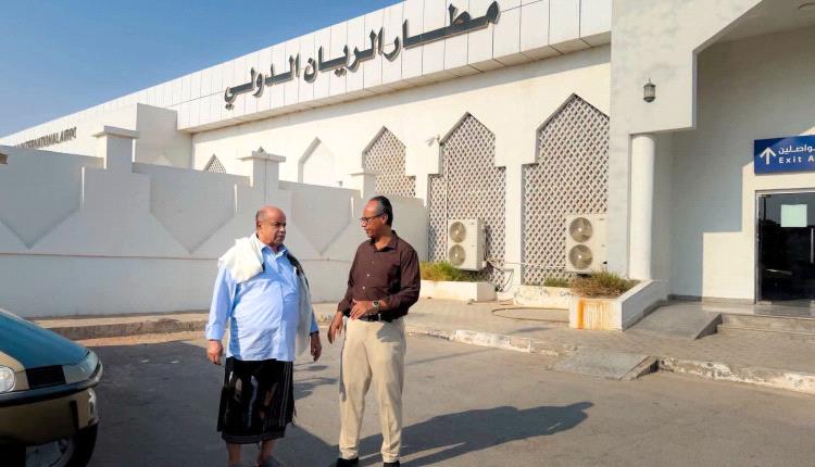 عضو مجلس القيادة محافظ حضرموت يتفقد موقع الاستهداف في مطار الريان الدولي ويدين الاعتداء على الأعيان المدنية