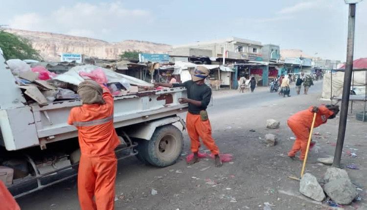بتوجيهات مدير عام المحفد.. صندوق النظافة ينفذ حملة شاملة لرفع المخلفات من شوارع مركز المديرية