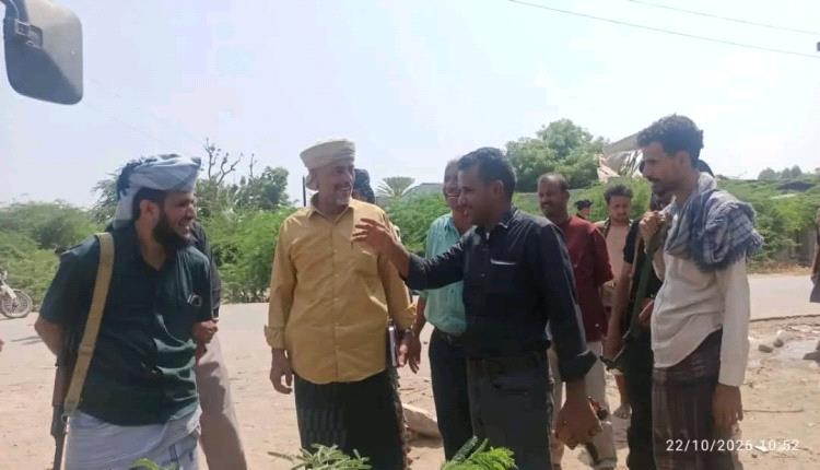 مدير مؤسسة المياه ومدير عام زنجبار يتفقدان أعمال إصلاح آبار المياه في حقل القرنعة لتعزيز إمدادات المدينة