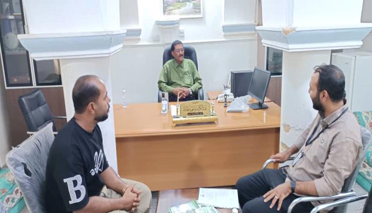 مدير عام تريم يلتقي فريق منظمة صُنّاع النهضة لمناقشة إنشاء مركز الخدمات الزراعية بالمديرية