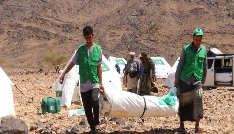 مركز الملك سلمان للإغاثة يوزع مساعدات إيوائية عاجلة للأسر النازحة في شبوة
