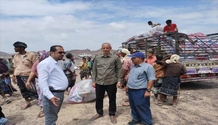 برعاية محافظ لحج.. تسيير قافلة إغاثية غذائية وإيوائية للنازحين في وادي "شعبو" بمديرية المضاربة