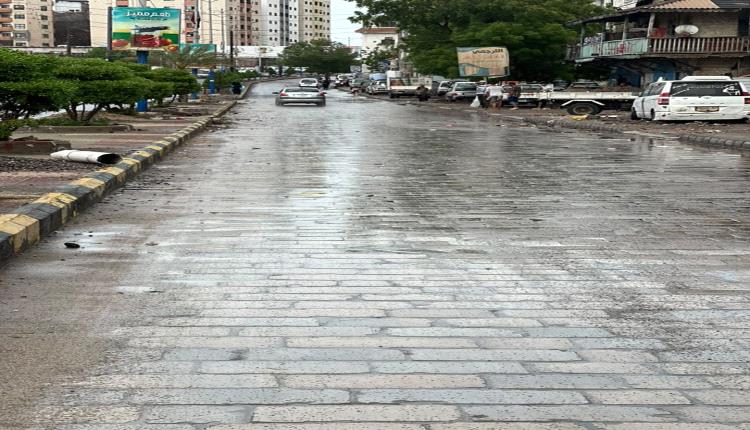 جهود السلطة المحلية في عدن لتصريف مياه الأمطار تتواصل وسط مطالبات باستكمال المعالجات