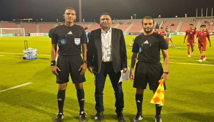 طاقم تحكيمي ومراقب يمني في مباراة عُمان وقطر