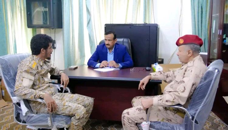 المحافظ بن الوزير يشيد بإنجاز أمني نوعي بضبط خلية حوثية من 13 عنصرًا وشاحنة محملة بالأسلحة والمتفجرات المهربة