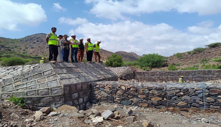 مدير عام المسيمير يتفقد أعمال تأهيل سدّي الحومرة والجراب ويشيد بجودة التنفيذ والانضباط في موقع الحومرة