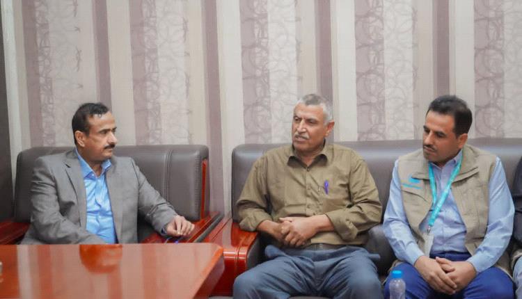 المحافظ بن الوزير يبحث مع مؤسسة المياه ومنظمة مسلم هاند البريطانية أولويات تحسين خدمات المياه بمدينة عتق