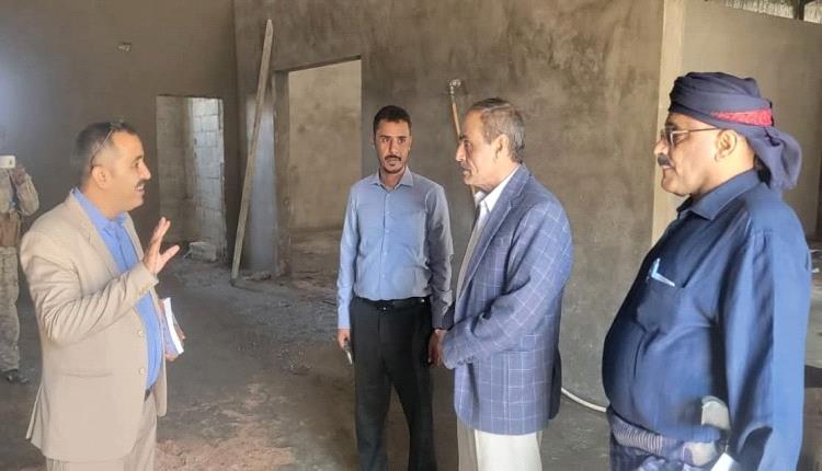 الأمين العام هشلة يتفقد سير العمل بمشروع القاعات والورش والمعامل بكلية المجتمع بشبوة