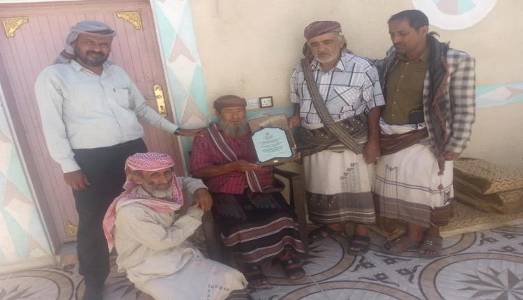 مدير عام جيشان ومدير التربية يكرّمان الأستاذ صالح حسين العوسجي تقديرًا لعطائه التربوي
