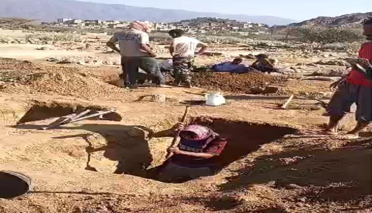 شباب أمنجدة بلودر يحفرون قبورًا بأيديهم استعدادًا لمواجهة مليشيا الحوثي