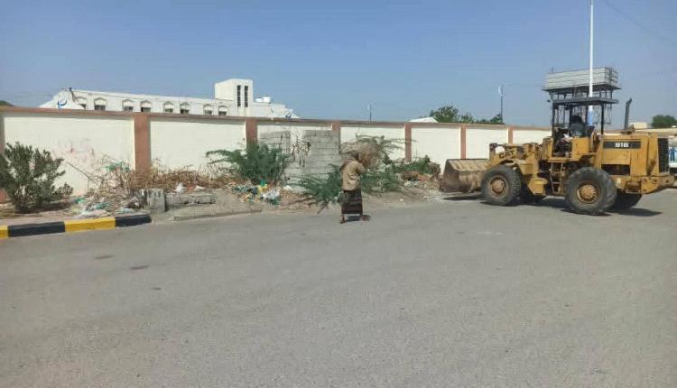 رئاسة جامعة أبين تتقدم بالشكر والتقدير لمحافظ أبين ومدير صندوق النظافة على جهود إزالة البناء العشوائي والمخلفات بمحيط الجامعة