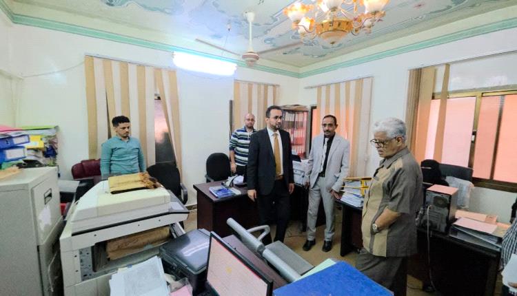 وزير الخدمة المدنية يزور الهيئة العامة للتأمينات والمعاشات ويؤكد على إستكمال إجراءات صرف غلاء المعيشة للمتقاعدين