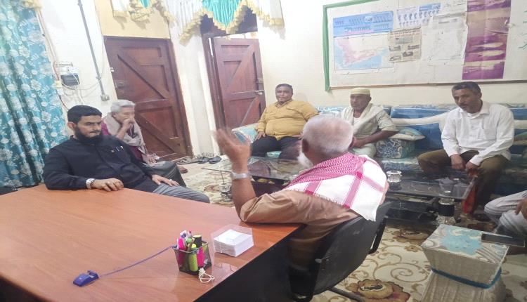 رئيس جمعية شقرة يبحث مع مدير كهرباء أبين معالجة ضعف التيار الكهربائي